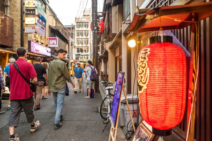 Night Walk in Gion: Kyoto's Geisha District - How the walk works for families and different groups