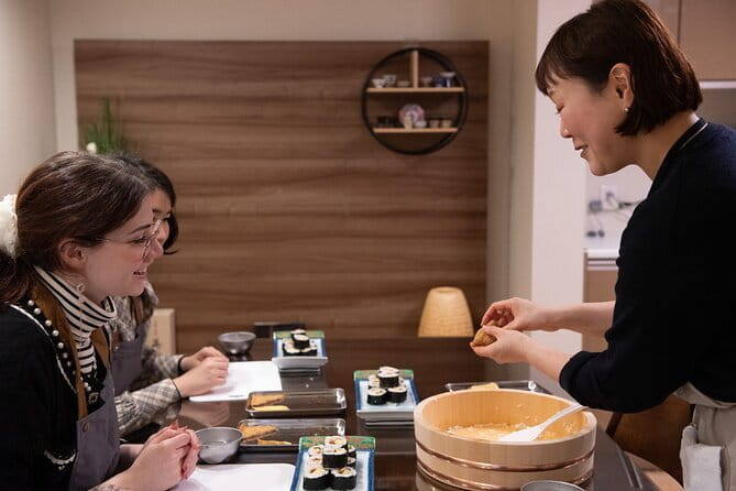 Nishiki Market, Private Sushi class & Sake Tasting in Townhouse - Entering the private Kyomachiya townhouse