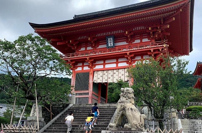 Private Custom Tour of Kiyomizu & Yasaka—by Young Local Guides - Yasaka Koshin-do and the kukurizaru charms