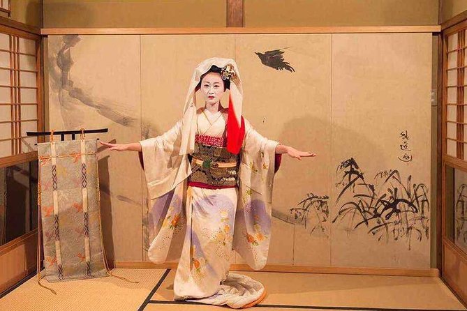 Private Dinner with Maiko and Geiko in Kyoto - Entering a Kyoto ochaya at 6:00 pm