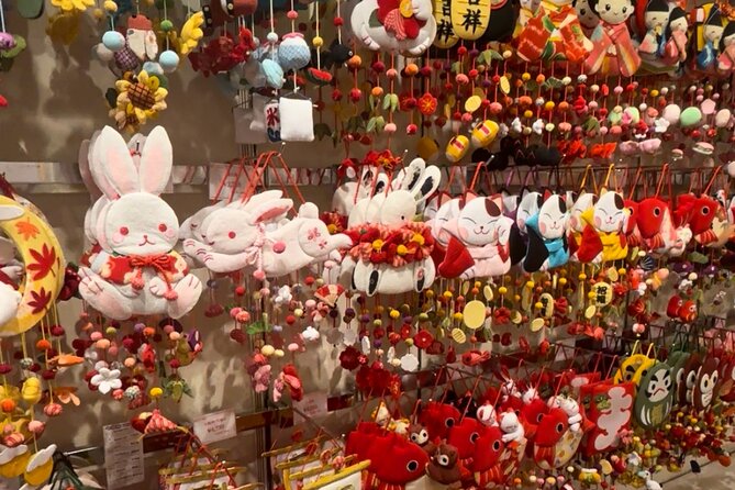 Private Nishiki Market Food & Sake Tour by Young Local Guides - What the Private Guide Format Adds