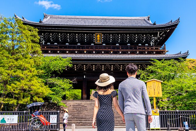 Private Photoshoot Experience in Kyoto ( Gion ) - Yasaka Koshindo’s bright, unusual setting