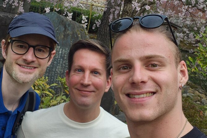 Private Walking Tour in Gion and Higashiyama - Walking Ninenzaka through traditional Higashiyama