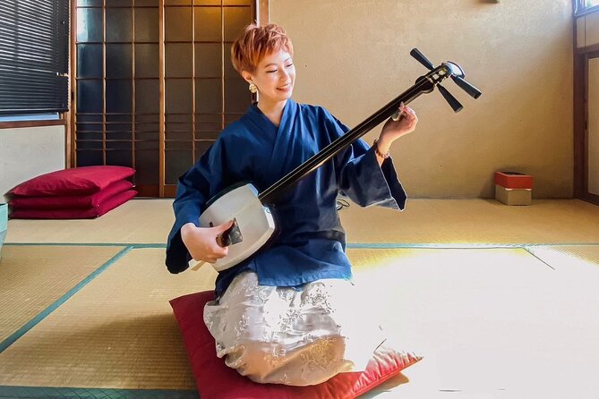 Shamisen Experience in Kyoto 【Private】 - Getting comfortable with the instrument
