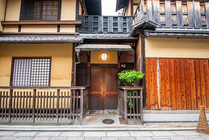 Takashi's local food adventure through Gion Kyoto tips of Ramen - Who will get the most from this evening