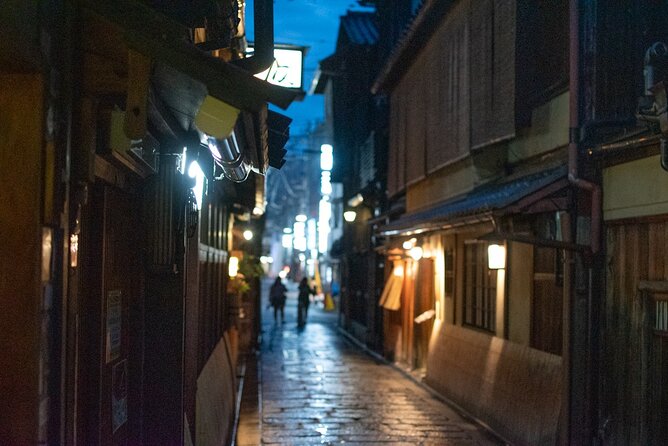 Takashi's local food adventure through Gion Kyoto tips of Ramen - Starting at Gion-Shijo Station at 7:30 pm